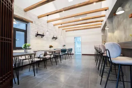 Fangxian Yunzhong Jinshu Electric Sports B&B