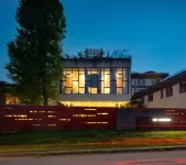 Yijia Hot Spring Resort Hotel (Jiezi Ancient Town Shop) Hotel di Chongzhou
