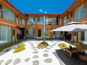 lijiang Nanting. Wind courtyard by stream