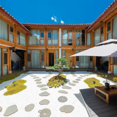 lijiang Nanting. Wind courtyard by stream Hotels near Dashi Bridge