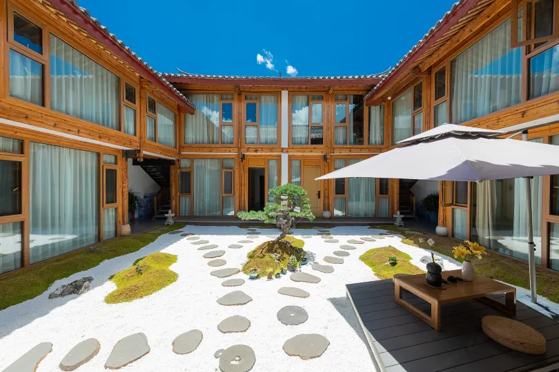 lijiang Nanting. Wind courtyard by stream