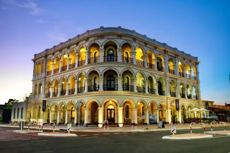 Largs Pier Hotel Отели в г. North Haven