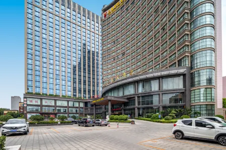 Sanding Huayue Hotel Отели рядом с достопримечательностью «Qingyihe Thousand Acres Garden»