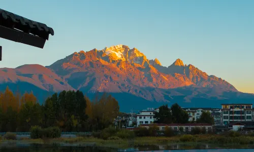 EARTHGAZE•STARSPANNG: 180-Degree Snow Mountain View Homestay (Lijiang Ancient Town Branch)