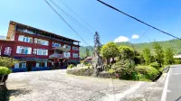 E'mei Mountain Yu Woodcarver Leisure Villa - Rumah Pertanian