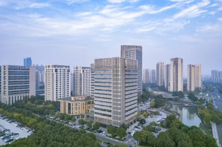 zheyu Hotel (Huzhou Nantaihu Kechuang Center) Отели рядом с достопримечательностью «Qianyuan Garden»