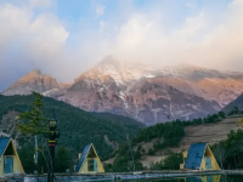 麗江玉龍雪山縵雲裏日照金山觀景民宿 鄰近中虎跳石的酒店