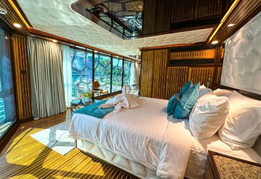 Overnight Super Yacht 내부