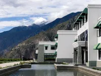 Zichen Read Merry Ice Wine Estate Hotels near Meili Snow Mountain Lookout