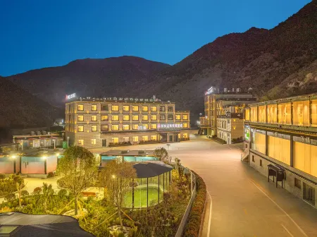 Daocheng Jifeng Hot Springs Resort Hotel Отели рядом с достопримечательностью «Yangmaiyong»
