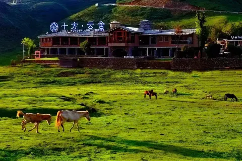 Shifang Cloud Retreat at Wumeng Grassland