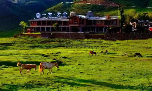 Shifang Cloud Retreat at Wumeng Grassland
