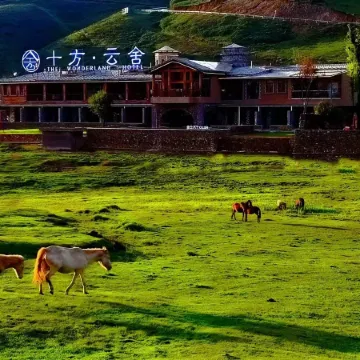 Shifang Cloud Retreat at Wumeng Grassland