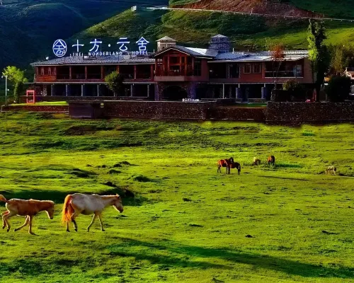 Shifang Cloud Retreat at Wumeng Grassland Hotels in Panzhou
