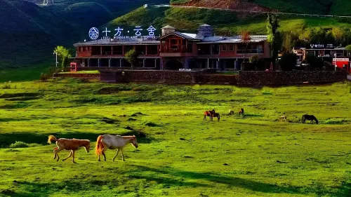 Shifang Cloud Retreat at Wumeng Grassland Hotels in Panzhou