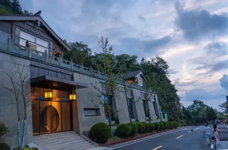 Wudang Mountain Daoyin Xianju Homestay Отели рядом с достопримечательностью «Langmei Temple»