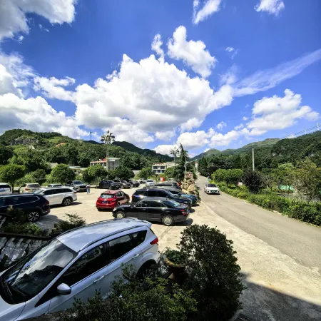 Hezhang Jiucaiping Grand Hotel (Axilixi Jiucaiping Scenic Area)