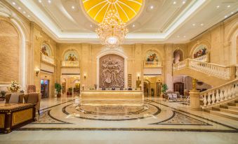 The large building features a lobby and main room adorned with chandeliers on both sides at Vienna International Hotel (Shenzhen North Railway Station)