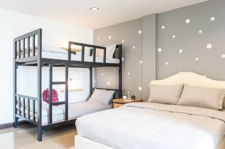 Full Stop. Hostel Chiang Mai Отели рядом с достопримечательностью «Wat Si Bunruang»