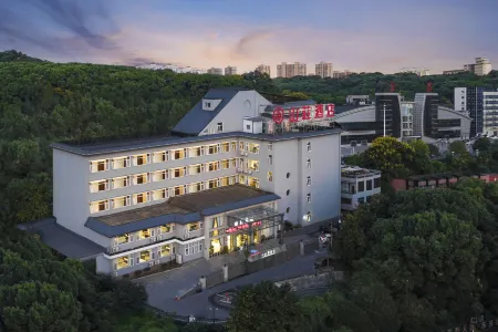 Shanzhuang Hotel (Yichang CBD Shopping Center Yiling Plaza Branch) Отели рядом с достопримечательностью «The Xiling Gorge “Happy Valley”»