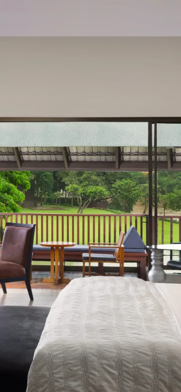 ห้องขนาดเตียงคิงขนาดใหญ่พร้อมวิวสระว่ายน้ำและระเบียง