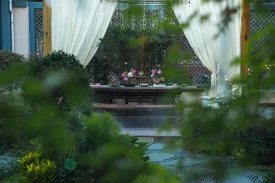 Xiangbanhuajian B&B (Qinling Wildlife Park) Отели рядом с достопримечательностью «Донг Таун»