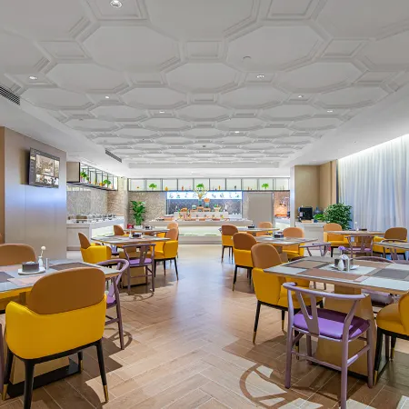 Vienna International Hotel (Zhaotong Hongxing Hejing Plaza) Отели в г. Чжаотун
