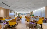 Vienna International Hotel (Zhaotong Hongxing Hejing Plaza) - parking