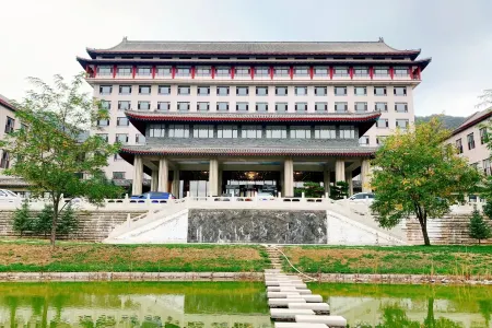 Chengde Jinshuiwan Hot Spring Resort Отели в г. Лунхуа
