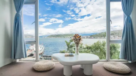 Dali Nanfeng Yiyu Seaview Hotel Santorini Отели рядом с достопримечательностью «Yuxi University of Applied Technology»