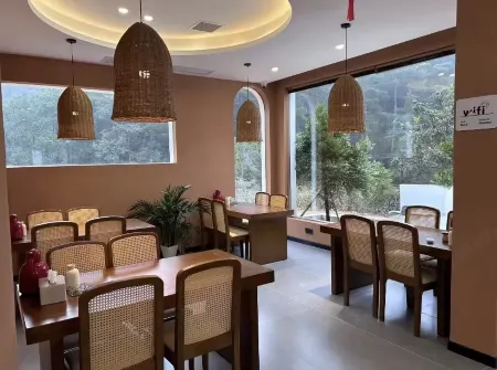 Lotus Cymbidium Sinense Zen Art River View Hotel Отели рядом с достопримечательностью «Fenghuang Yang's Ancestral Hall»