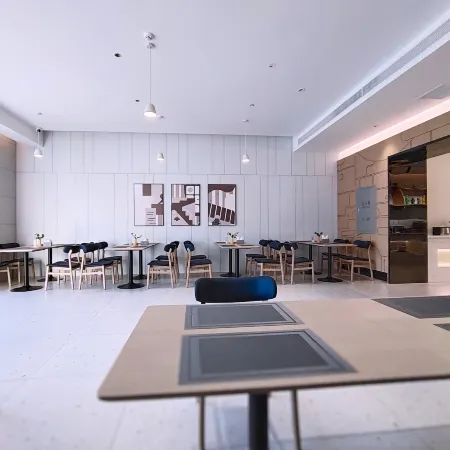 Homeinn Selected Hotel (Qiqihar Central Plaza Longsha Night Market)
