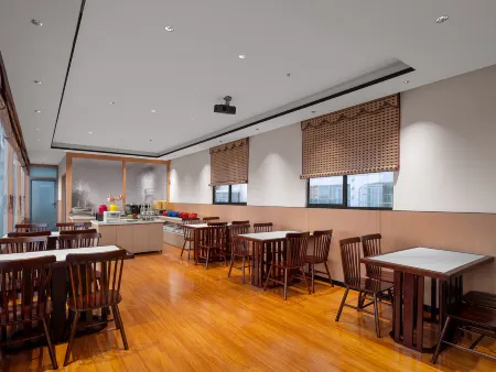 QIANNA HOTEL FINE（Tanghe Railway Station Store） Отели в г. Танхэ