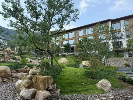 Hezhou Bamboo Hidden Hot Spring Resort Отели рядом с достопримечательностью «Shibashuiyuan Ecological Scenic Spot»