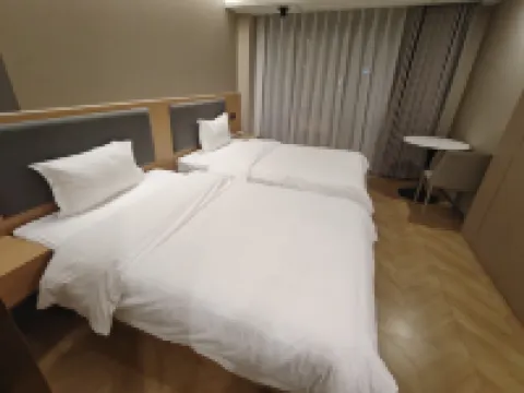 BK Shengsi International Hotel (Hailuogou Moxi Ancient Town)