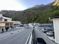 Unrestrained Youth Hostel - parking