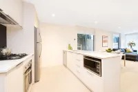 Best Western Plus the Tudor-Box Hill Hotel dekat Belle Box Hill