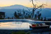 Back Hill Country Yard · Pear Flower Creek Hotels in Hanyuan
