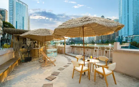 Beautiful Coast Yanshe River View B&B (Guiyang Jiaxiulou Qingyun Market Store) Отели рядом с достопримечательностью «Jiaxiu Square Public Lavatory»