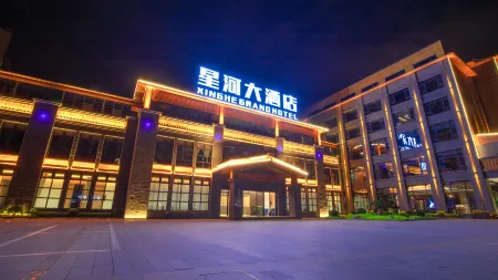 Xinghe Grand Hotel Отели рядом с достопримечательностью «Giant Buddha in Rong County»