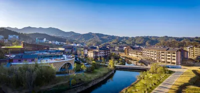 Dousha River Hot Spring Town Hotel Hotels near Tongluozhai