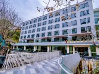 Sakura Hot Spring Holiday Hotel Hotel di Chongzhou