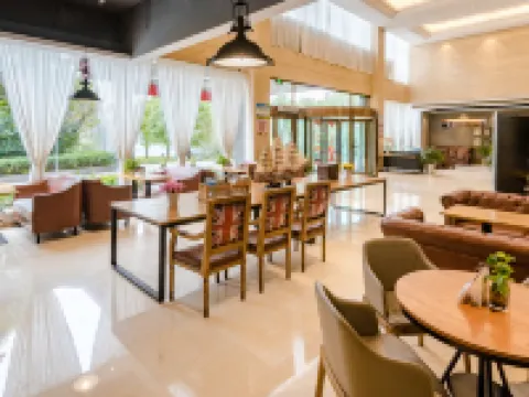 James Joyce Coffetel (Xinyang Xixian Longhu Huayi) Hotels in Xi County