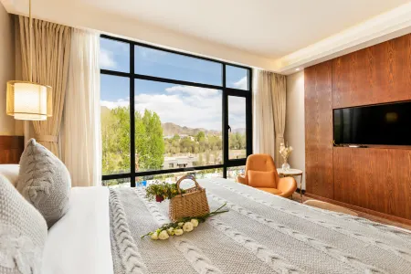 Yongze Lakeside International Hotel Отели в г. Шигадзе