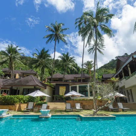 Andaman White Beach Resort Отели рядом с достопримечательностью «Пляж Наитхон»