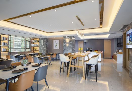 4. 캄파닐 호텔 (..