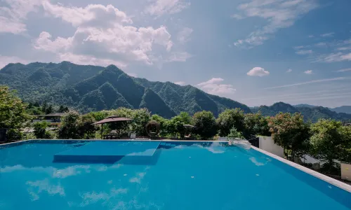 Avatar Mountain Resort—5mins to park gate | Swimming Pool | Free Station Pick-up | Western Cuisine