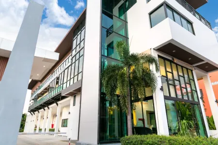 The Thames Pool Access Resort & Villa Отели рядом с достопримечательностью «Aussie Divers Phuket»