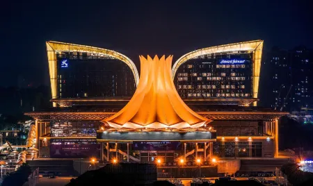 Howard Johnson CAEXPO Plaza Nanning Отели рядом с достопримечательностью «Nanning Confucius Temple»