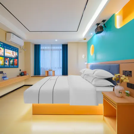 Lanfeng Holiday Hotel (Puning International Commodity City E-Shopping Mall)